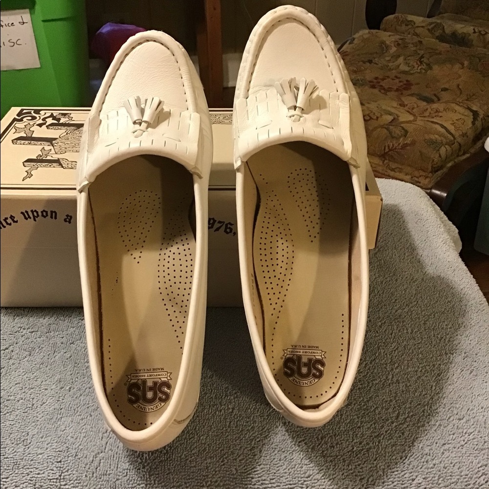 SAS White Softie shoes. Size 8 Narrow.